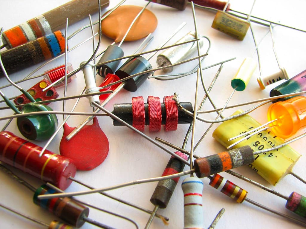 Componentes eletrônicos de perto: resistores, capacitores e diodos