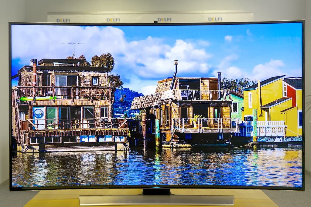 Televisor de tela plana ligado, visto de frente